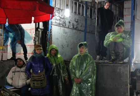 Muôn cảnh “oằn mình” mưu sinh trong đêm rét buốt